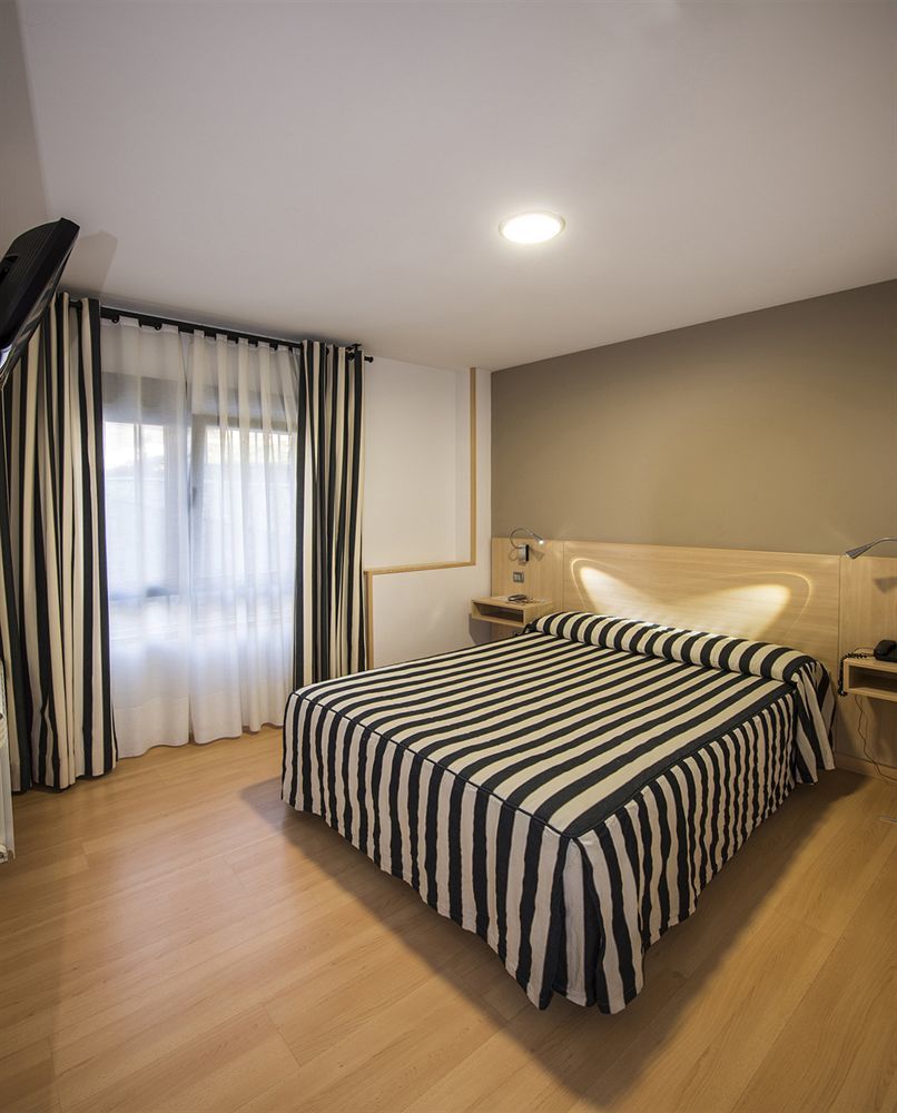 Ávila Hotel Puerta De La Santa מראה חיצוני תמונה